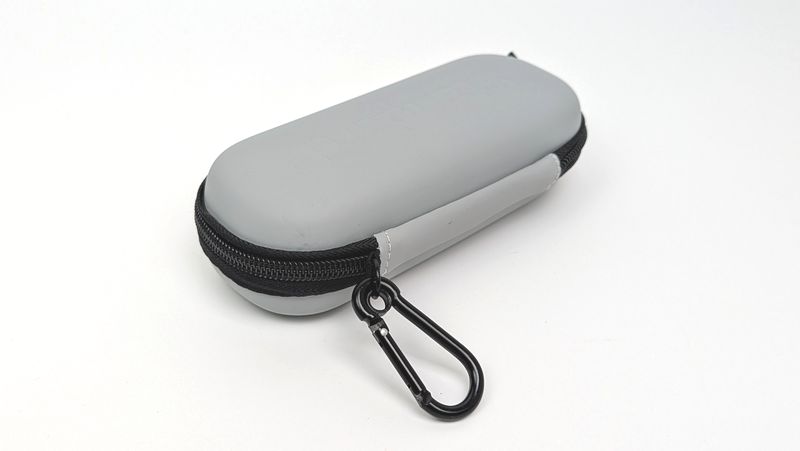 スタンダードプロダクツ「カラビナ付き メガネケース」の特徴と使用感