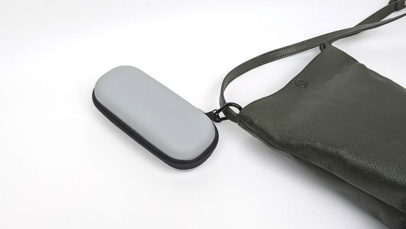 カラビナ付きでカバンの外側に吊るせる