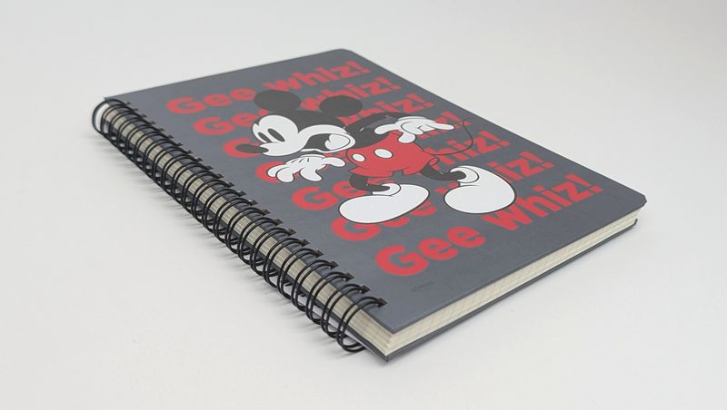 ハードカバーのリングノートで持ち運びにも安心