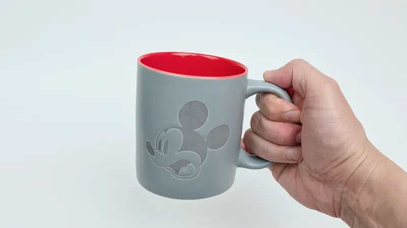 外側はマットで内側は光沢感ありのバイカラー