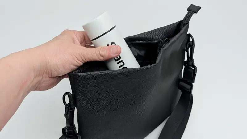 小さめのショルダーバッグにも余裕で入るサイズ感