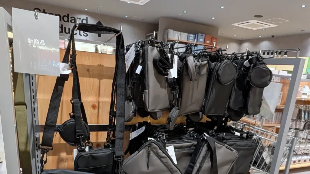 スタンダードプロダクツ「丸型ポーチ付 ショルダーバッグ」のラインナップと価格