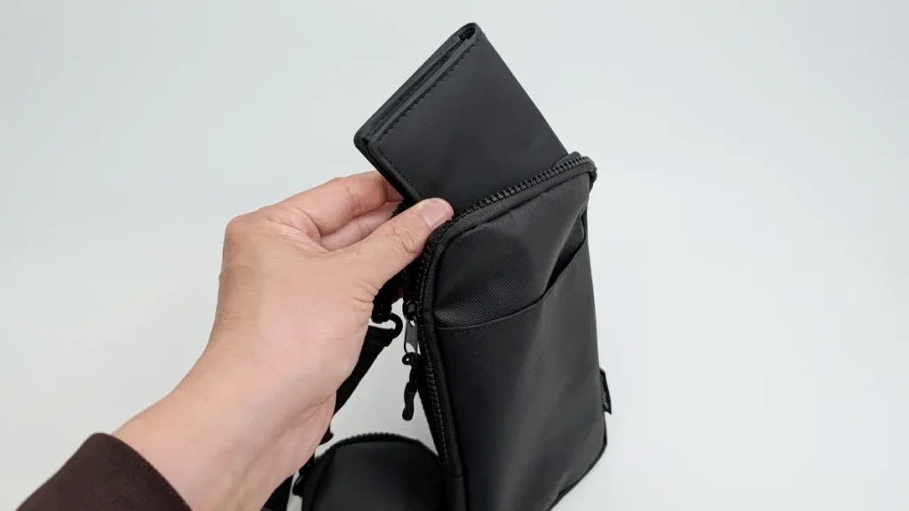 縦型の小型ショルダーバッグ