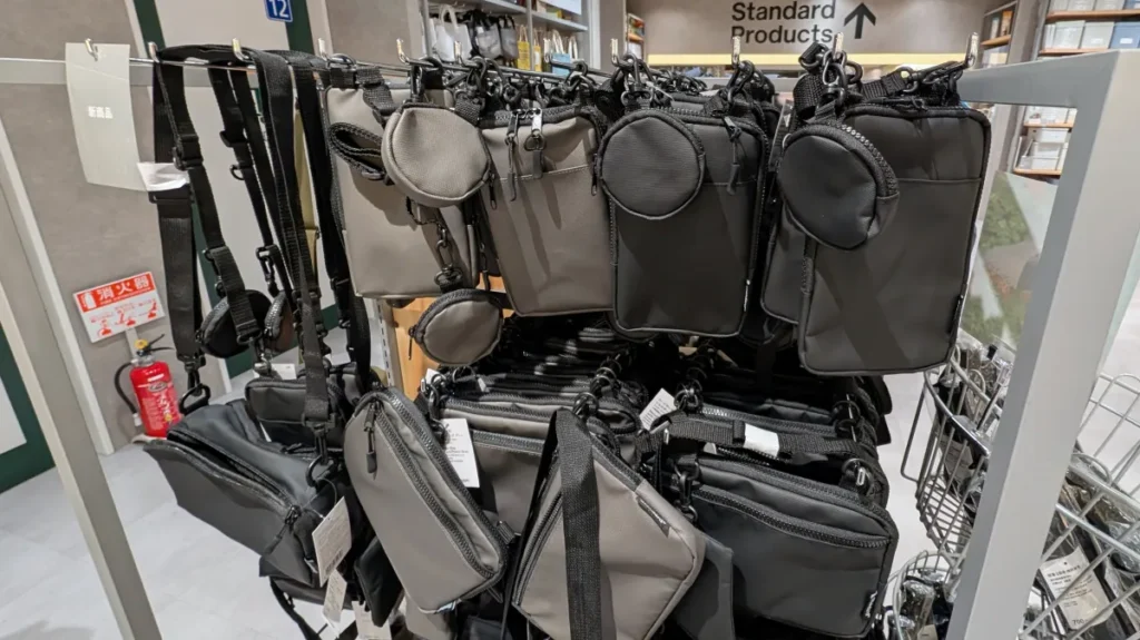 「丸型ポーチ付 ショルダーバッグ」は店舗限定アイテム！