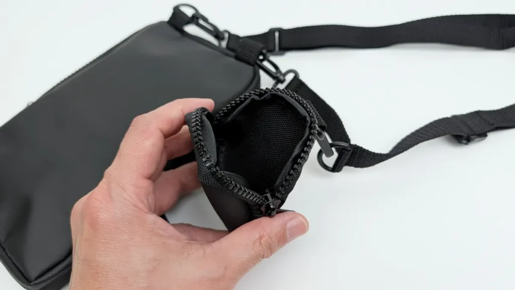 丸型ポーチ付きでさっと取り出したい小物の収納に便利！