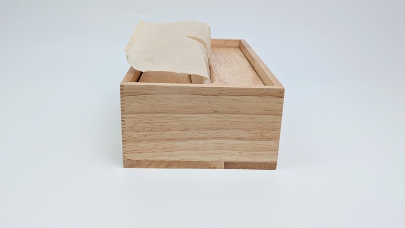 蓋はティッシュに載せるタイプ
