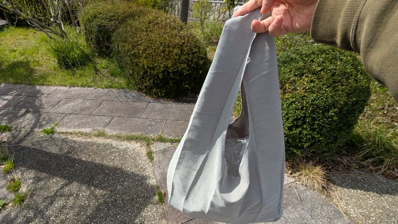 持ち手は長めのデザイン