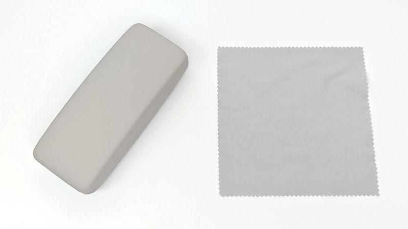 「Standard Products」ロゴ入りのクロス付属で便利