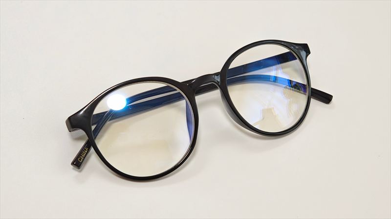 スタンダードプロダクツ「ブルーライトカットメガネ」を実際に使ってみて良かった点とイマイチだった点を正直にレビューした内容
