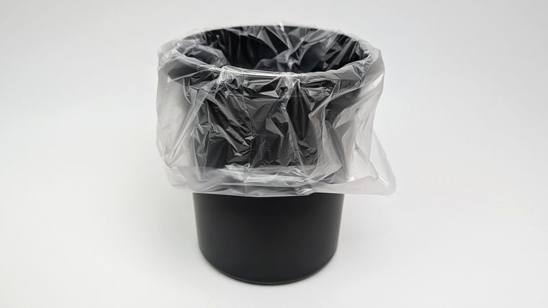 中のバケツにゴミ袋を付けて本体にセット