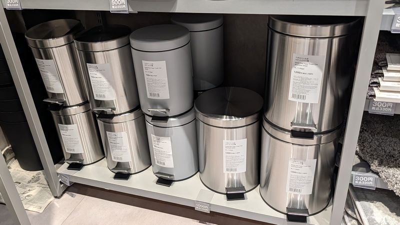 スタンダードプロダクツ「ペダルペール式スチールゴミ箱」の種類と価格
