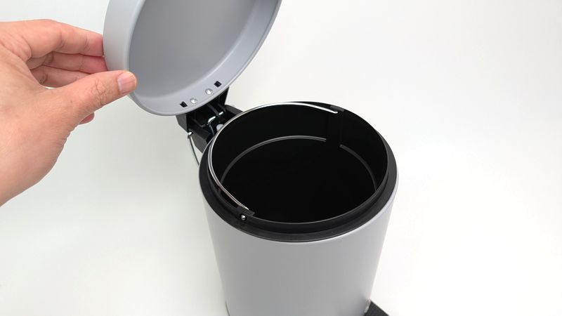 ペダル式で開閉できる