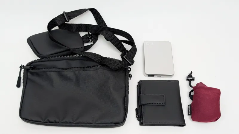 薄型ショルダーバッグで収納力はそれなり！