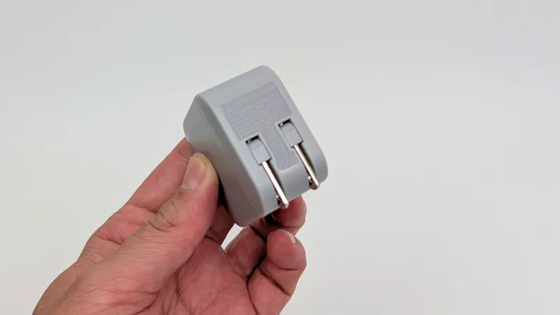 プラグが折りたたみできて持ち運びやすい