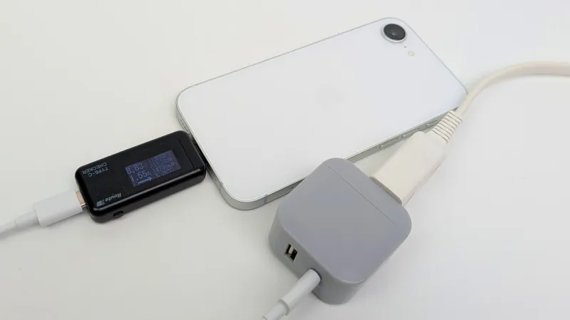 iPhone 16eを充電