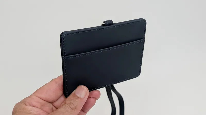 背面に追加のカードポケットがあり！