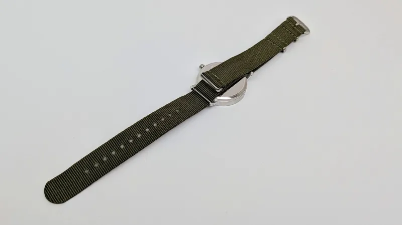 ポリエステル製のバンドはチープな印象