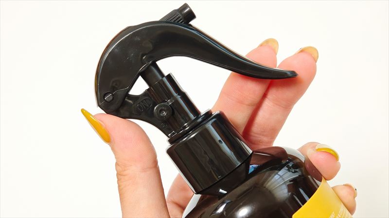 上部にあるストッパーを「ON」に合わせ、布製品から30cmほど離して3〜4回スプレーすればOK