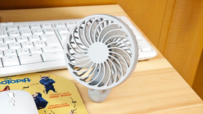 手持ちだけでなく卓上ファンとしても使える2WAYアイテム