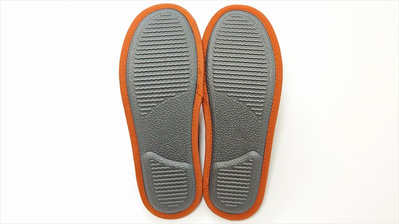 底面は滑り止め付き＆かかとに厚みありで履きやすい