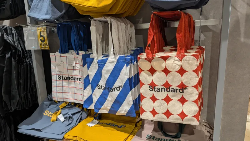 「バイカラーショルダー付きトートバッグ」は店舗限定アイテム！