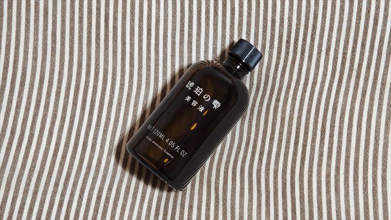 琥珀カラーのボトルがおしゃれで高見え