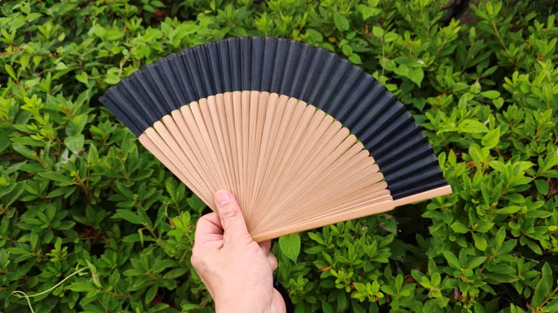 スタンダードプロダクツ「収納袋付き短地扇子」の特徴と使用感